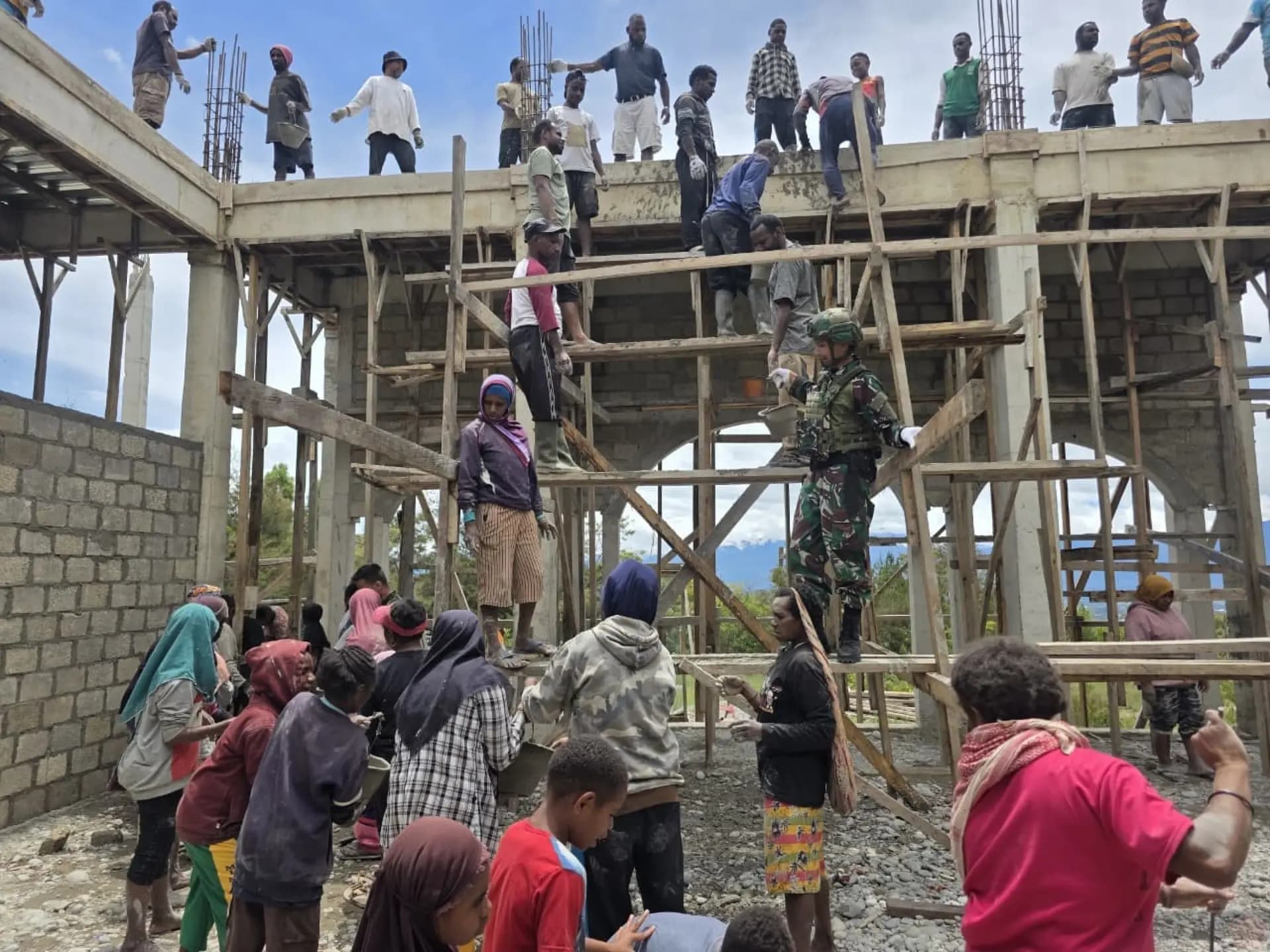 TNI dan Warga Gotong Royong Cor Masjid di Jayawijaya, Perkuat Kemanunggalan di Papua Pegunungan
