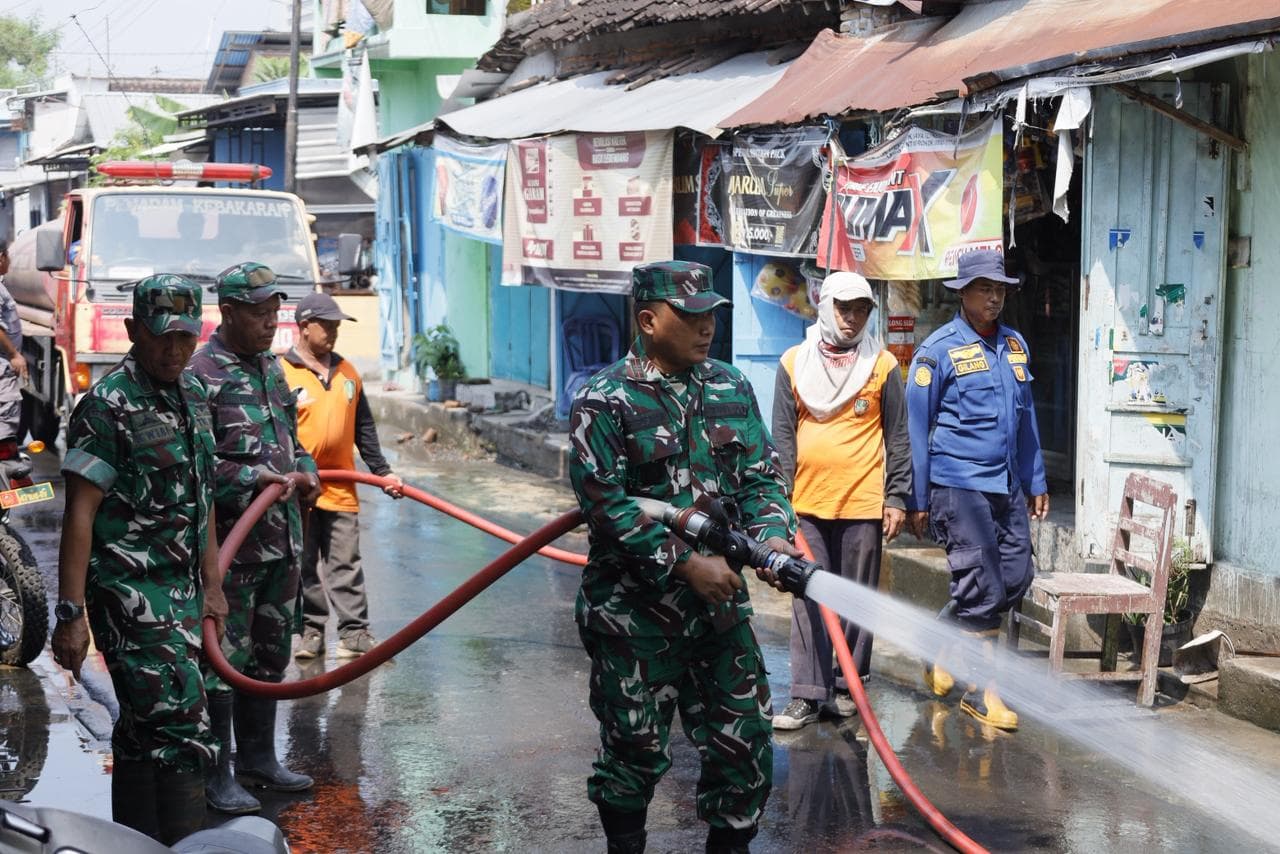 TNI-Polri dan Warga Gotong Royong Bersihkan Dampak Banjir di Joyotakan Surakarta
