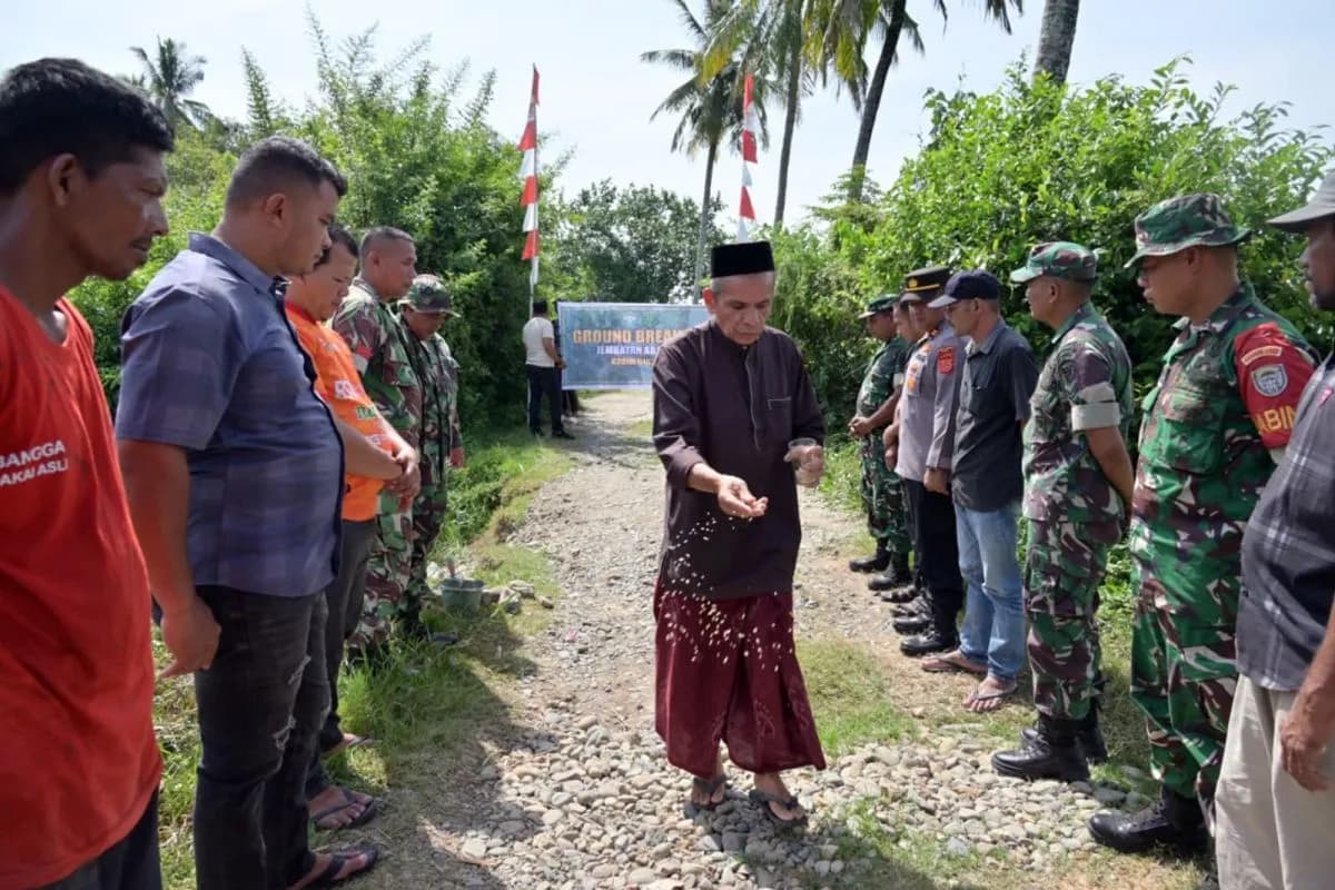 Prajurit TNI Bangun Jembatan Aramco Penghubung Desa Buloh dan Dayah Reubee di Pidie, Aceh