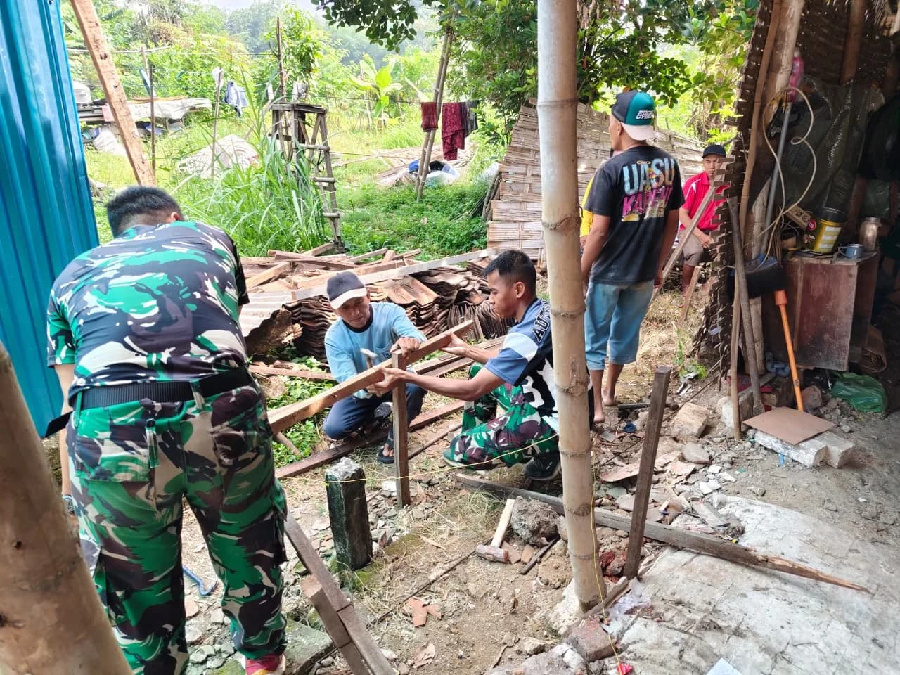TNI dan Warga Gresik Gotong Royong Renovasi RTLH dalam Program TMMD ke-128