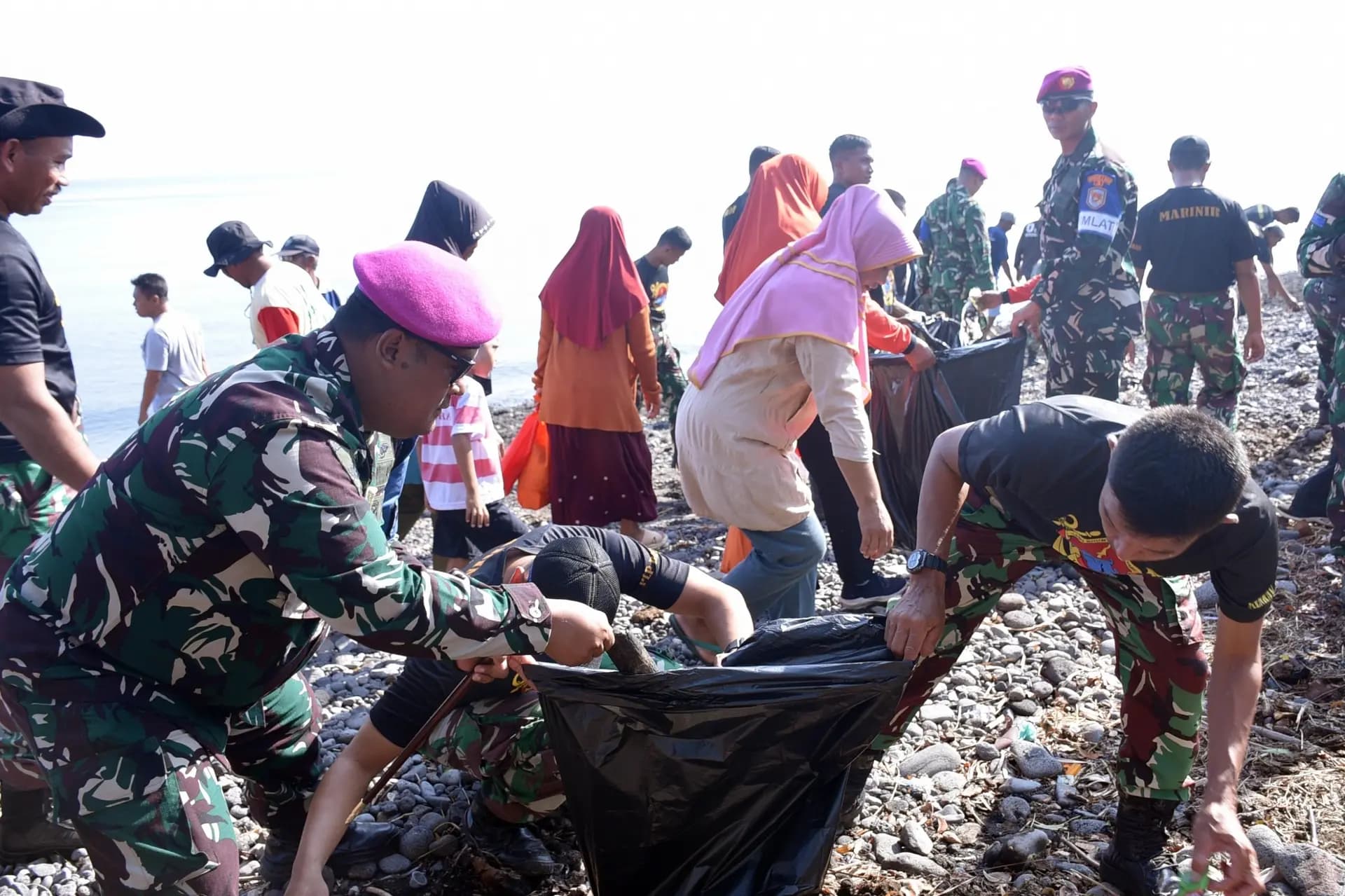 Marinir Pasmar 2 Gelar Latihan dan Bersihkan Pantai Situbondo, Dukung Gerakan Nasional Atasi Sampah