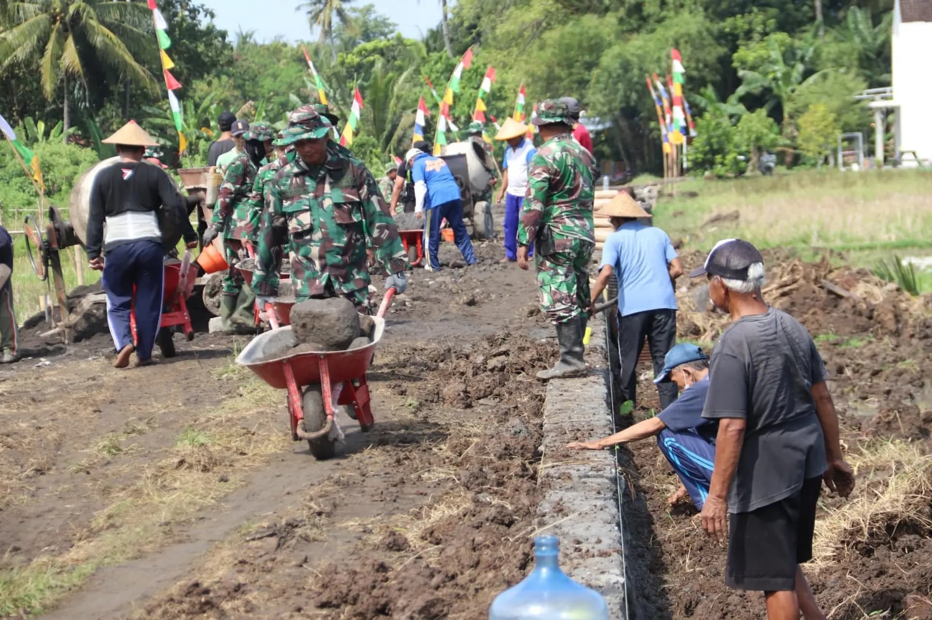 TMMD Sleman Genjot Pembangunan Infrastruktur Desa, Gotong Royong TNI dan Warga Menguat di Tengah Terik