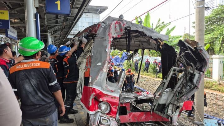 Basarnas: Tiga Korban Terjepit Tabrakan KRL Bekasi Timur Masih Sadar, 14 Tewas dan 84 Luka