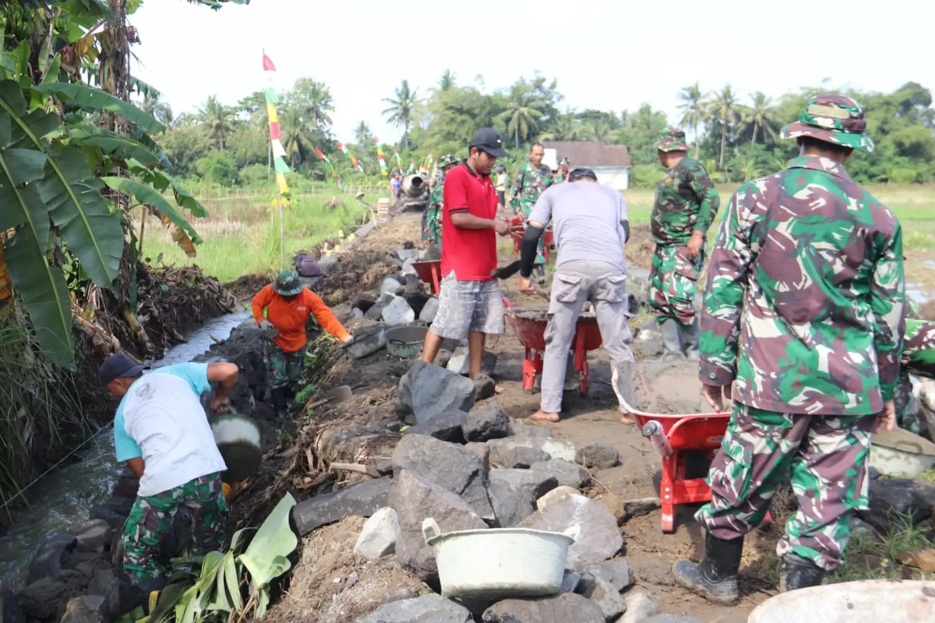 TMMD Kodim 0732/Sleman Perkuat Kemanunggalan TNI dan Rakyat Melalui Pembangunan Talud di Sendangrejo