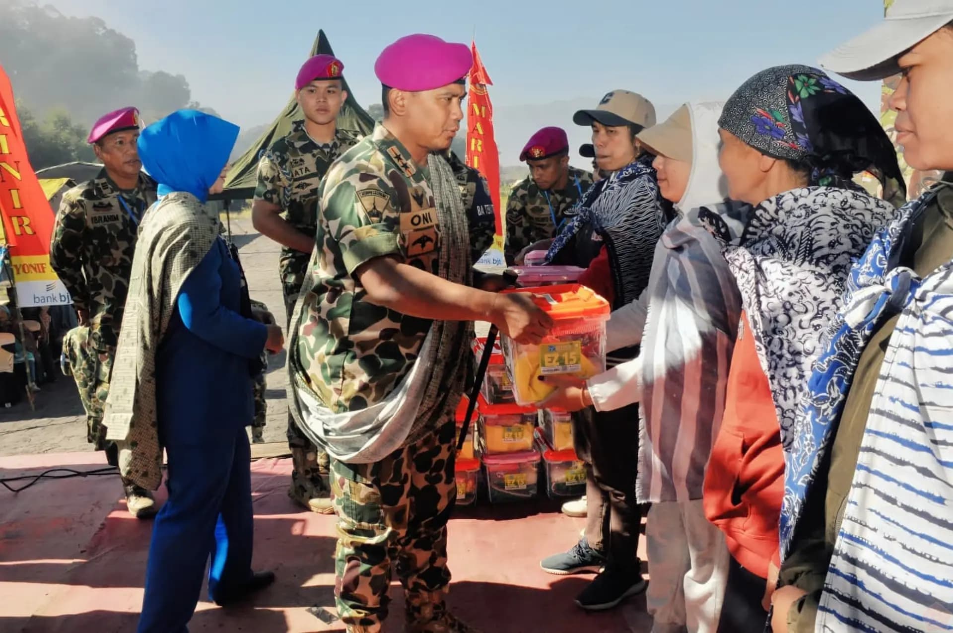 Korps Marinir Gelar Bakti Sosial di Lautan Pasir Bromo, Salurkan Bantuan dan Layanan Kesehatan