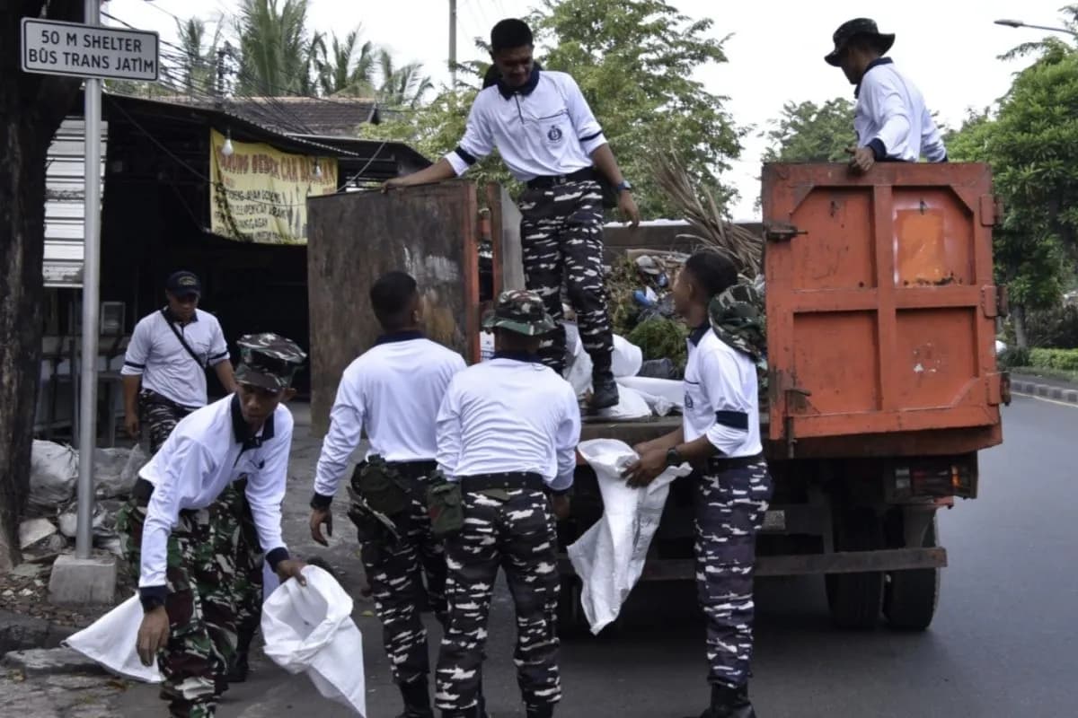 3.608 Personel TNI AL dan Warga Bersih-bersih Surabaya Sambut Hardikal ke-80