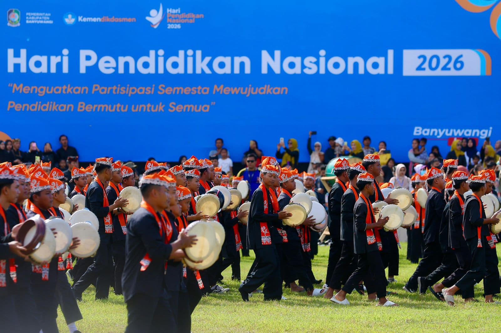 Hardiknas 2026 di Banyuwangi Meriah, Ribuan Pelajar Tampilkan Seni Kolosal Kuntulan Ewon