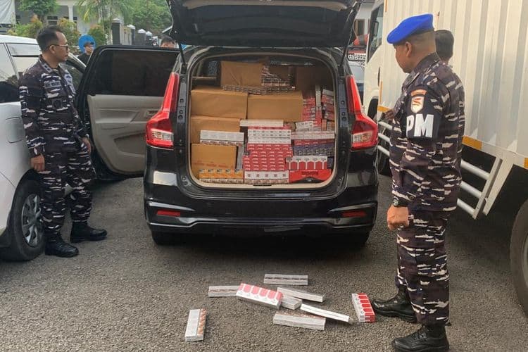 TNI AL Gagalkan Penyelundupan 311 Bal Rokok Ilegal di Jalur Suramadu