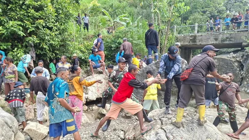 Satgas Pamtas Yonarhanud 2 Kostrad Bangun Tanggul Sungai Bersama Warga di TTU
