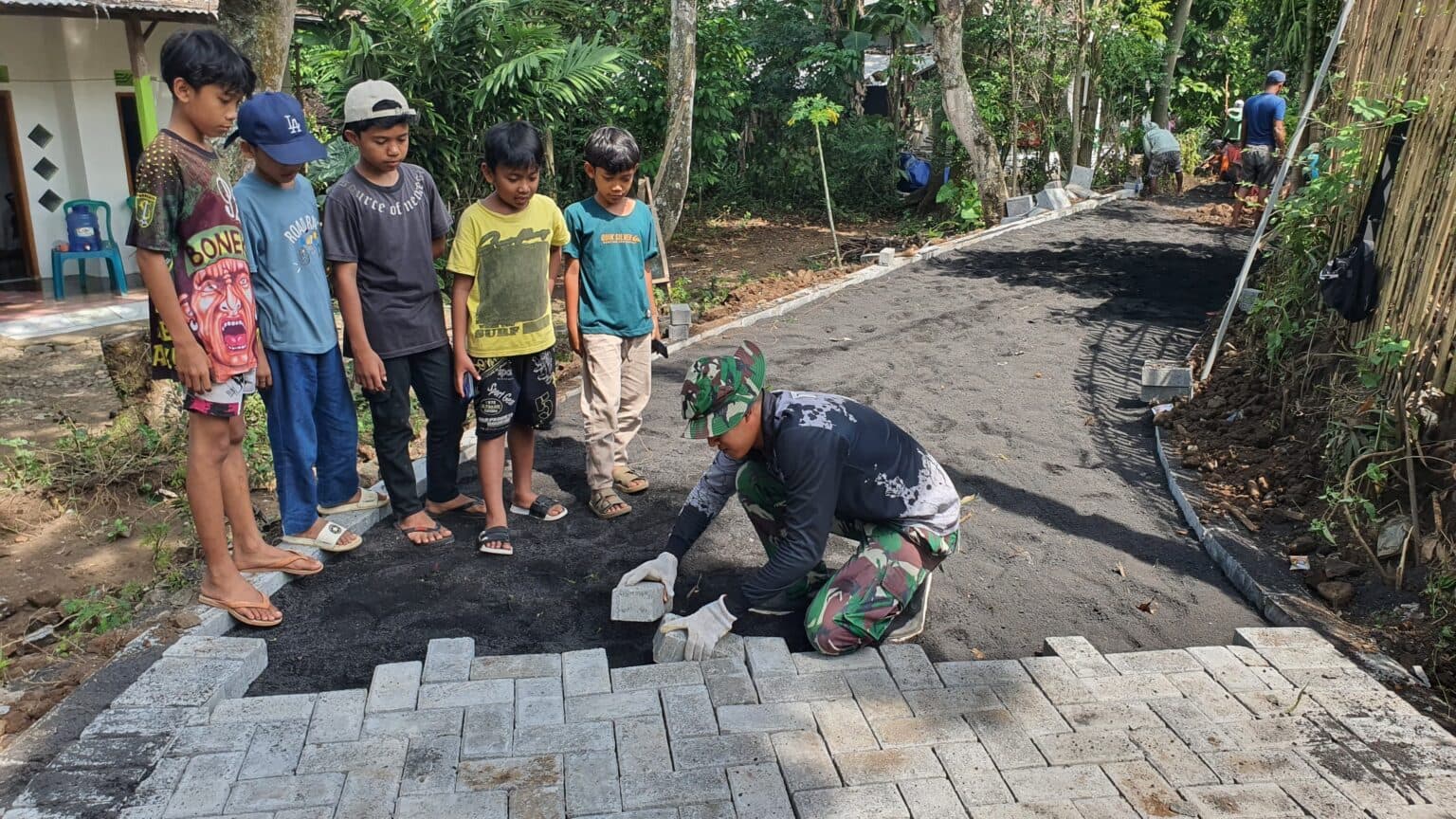 Anak-anak Antusias Saksikan Satgas TMMD Pasang Paving di Probolinggo