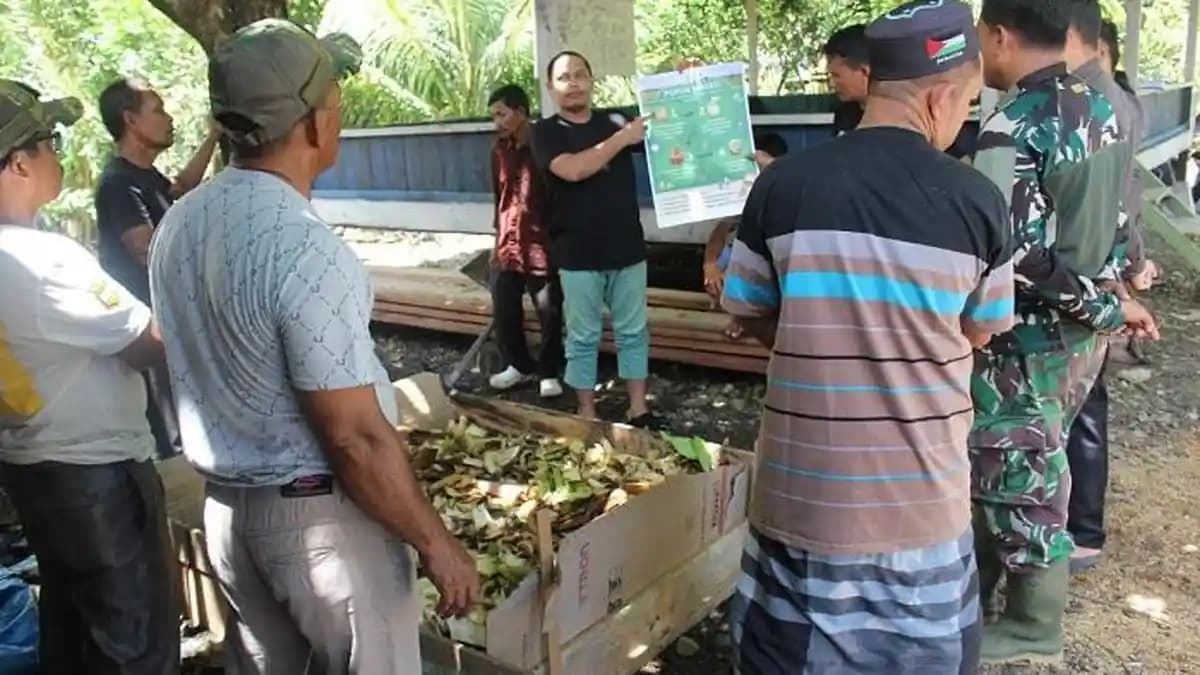 Satgas TMMD Kodim Abdya Edukasi Warga Olah Sampah Organik Jadi Pupuk Kompos