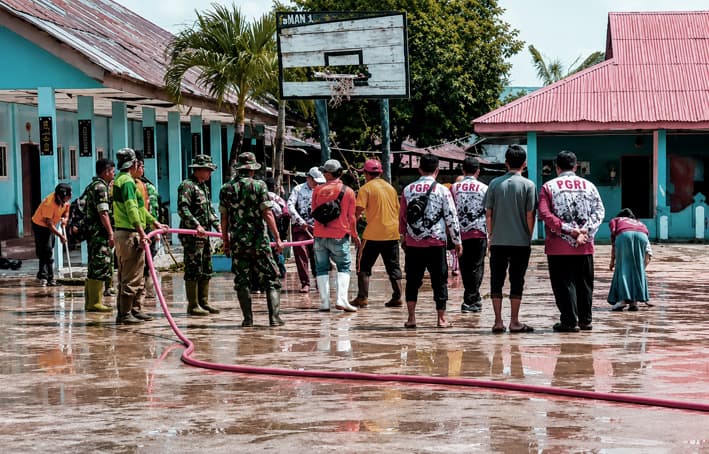 TNI Bantu Bersihkan SMP Negeri 5 Lebong Pascabanjir, Aktivitas Belajar Dipercepat Pulih