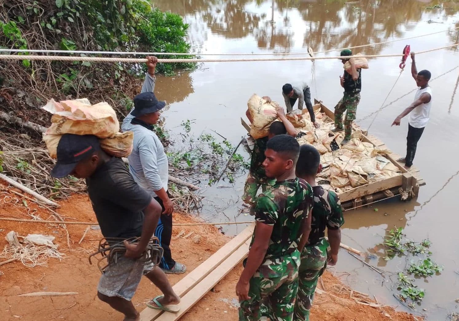 TNI dan Warga Kebut Pembangunan Jembatan Perintis Garuda di Tana Tidung