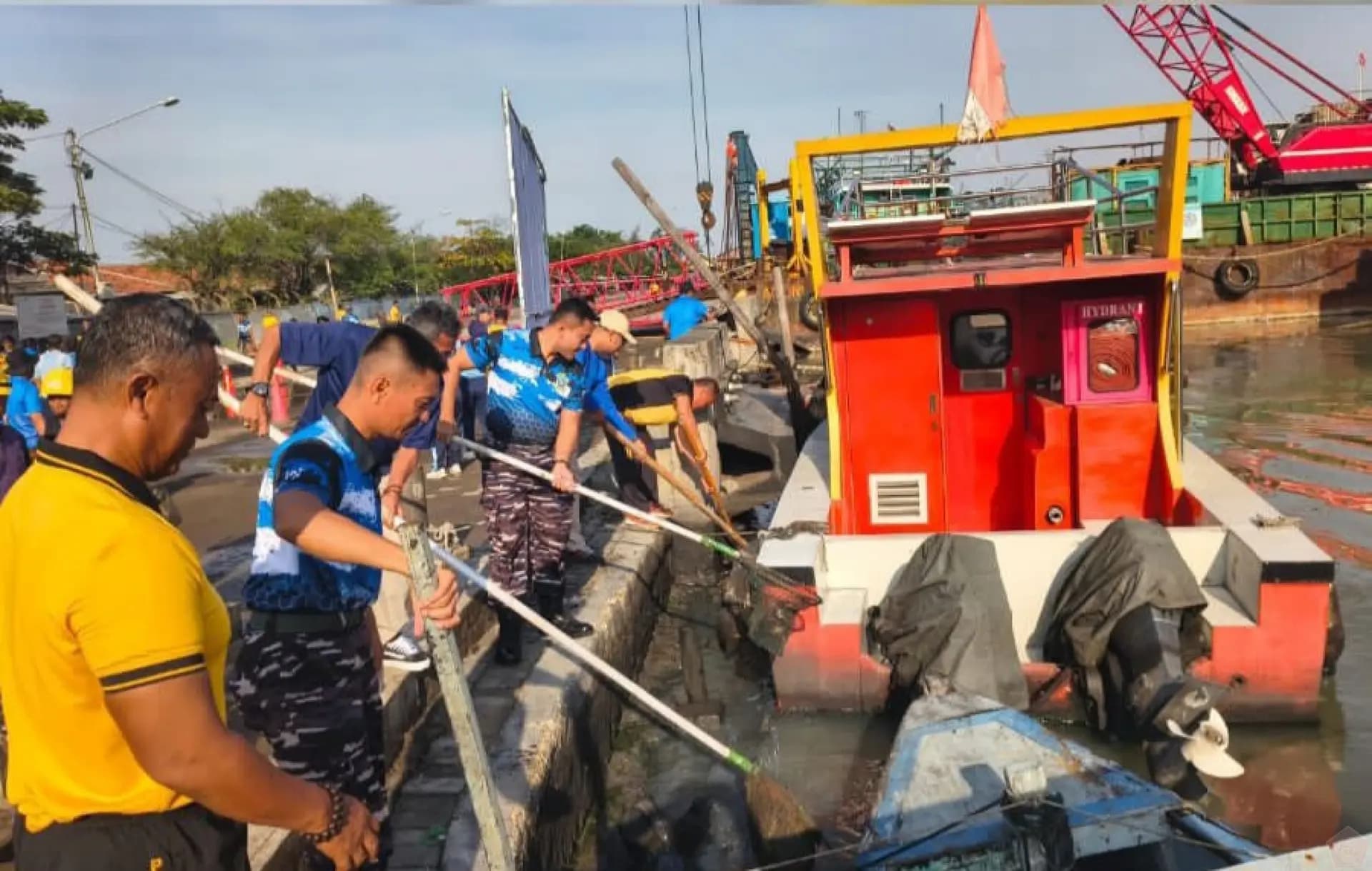 Lanal Tegal Gelar Aksi Bersih Laut di Pelabuhan Pelindo Kota Tegal