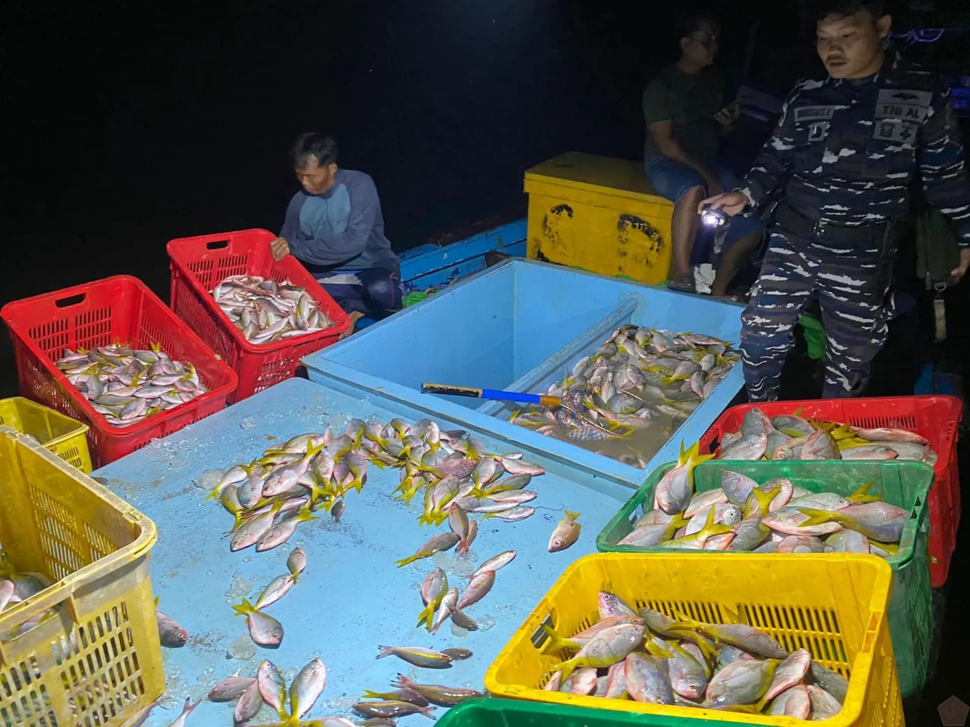 TNI AL Gagalkan Dugaan Bom Ikan di Perairan Kalbar, Satu Kapal dan Empat ABK Diamankan