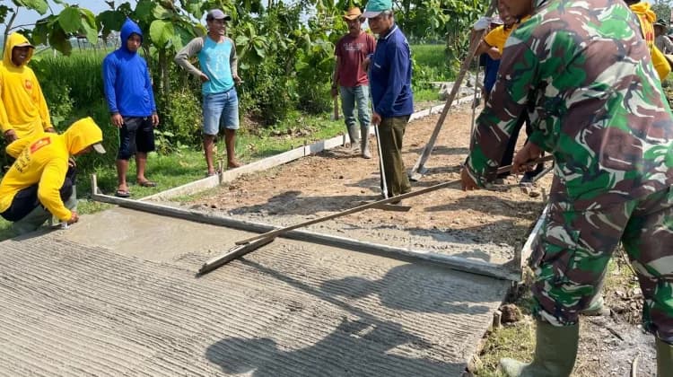 TMMD Sragen Prioritaskan Kualitas Jalan Beton, Satgas Bentuk Permukaan Antiselip