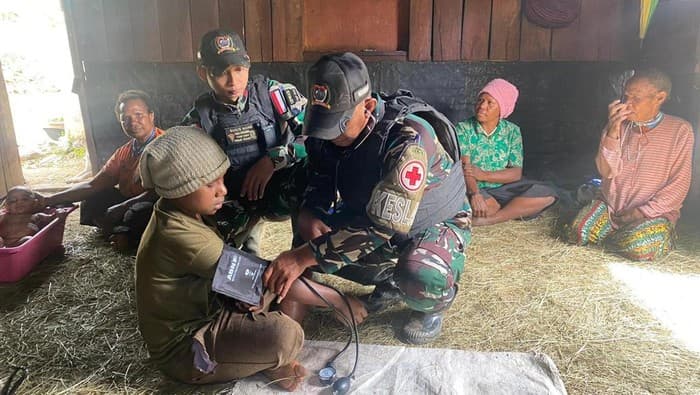 TNI Jemput Bola Layani Kesehatan Warga Pedalaman Papua