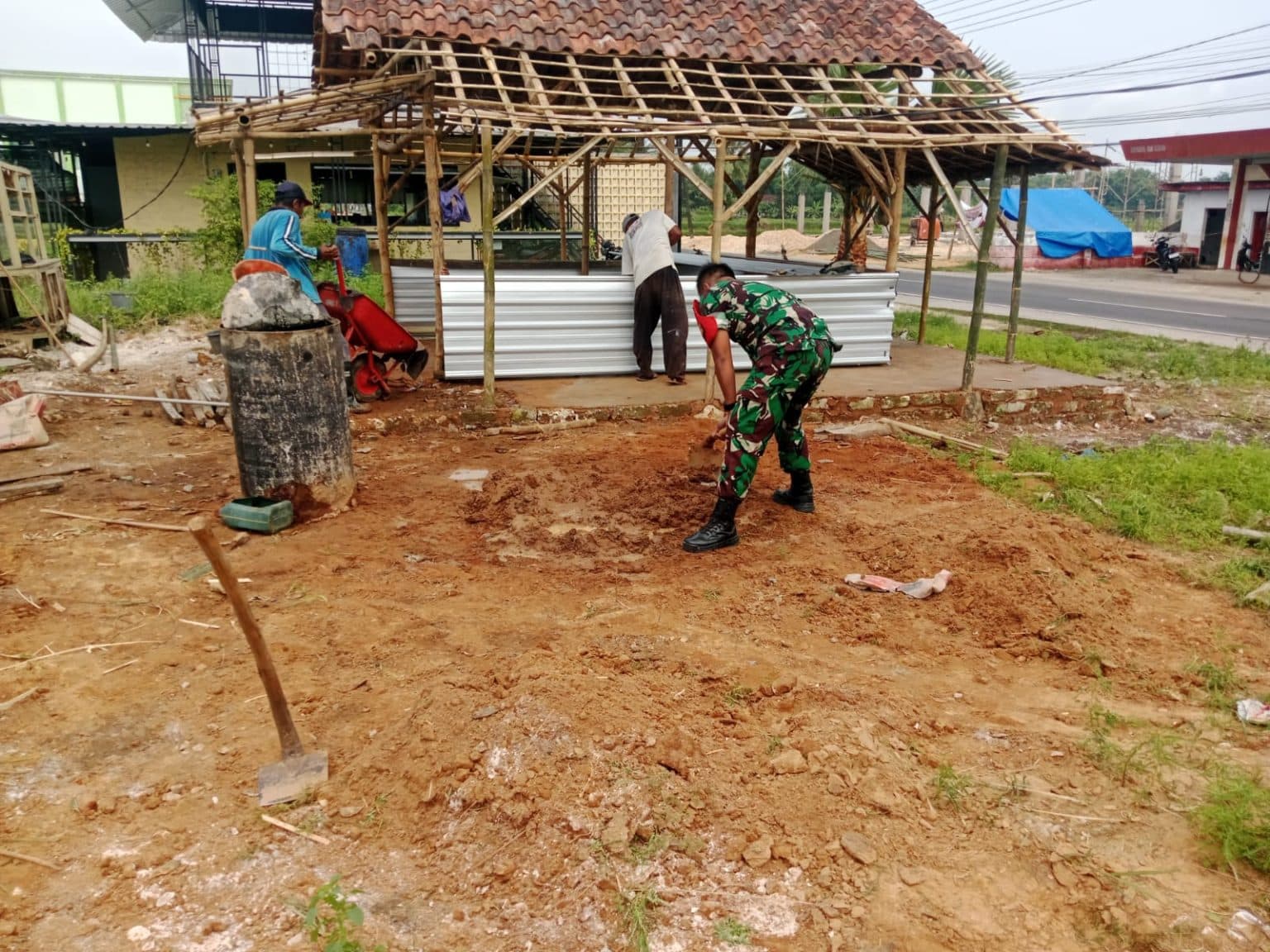 Babinsa Koramil Gapura Bantu Pembangunan Warung Warga, Perkuat Semangat Gotong Royong