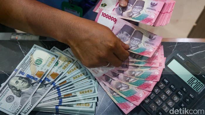 Rupiah Menguat Usai BI Naikkan Suku Bunga Acuan, Dolar AS Terkoreksi ke Rp18.051