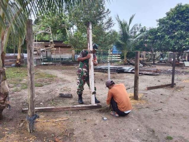 Babinsa Koramil 04/Dabo Bantu Bangun Pagar Peternakan Warga, Dukung Produktivitas Ternak dan Ketahanan Pangan