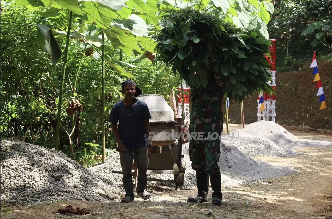 Satgas TMMD Purworejo Bantu Warga Angkut Pakan Ternak, Perkuat Semangat Gotong Royong di Desa Watuduwur