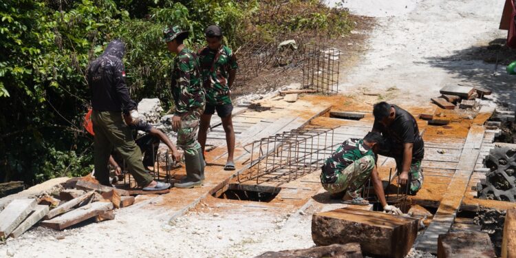 Dansatgas TMMD Kodim 1807/Sorong Selatan Tinjau Rehabilitasi Jembatan, Pastikan Pekerjaan Sesuai Target
