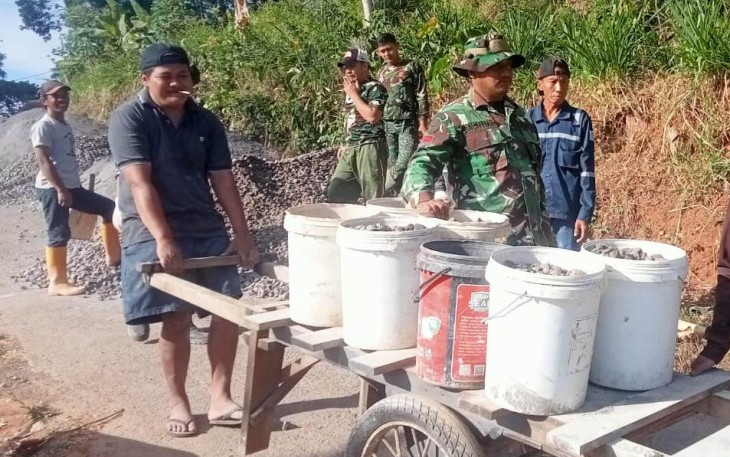 Satgas TMMD dan Warga Gotong Royong Angkut Material, Percepat Pembangunan di Desa Cukil
