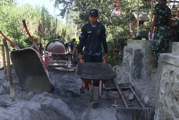 Satgas TMMD Kodim 0821/Lumajang dan Warga Percepat Pembangunan Rabat Jalan di Desa Ledoktempuro