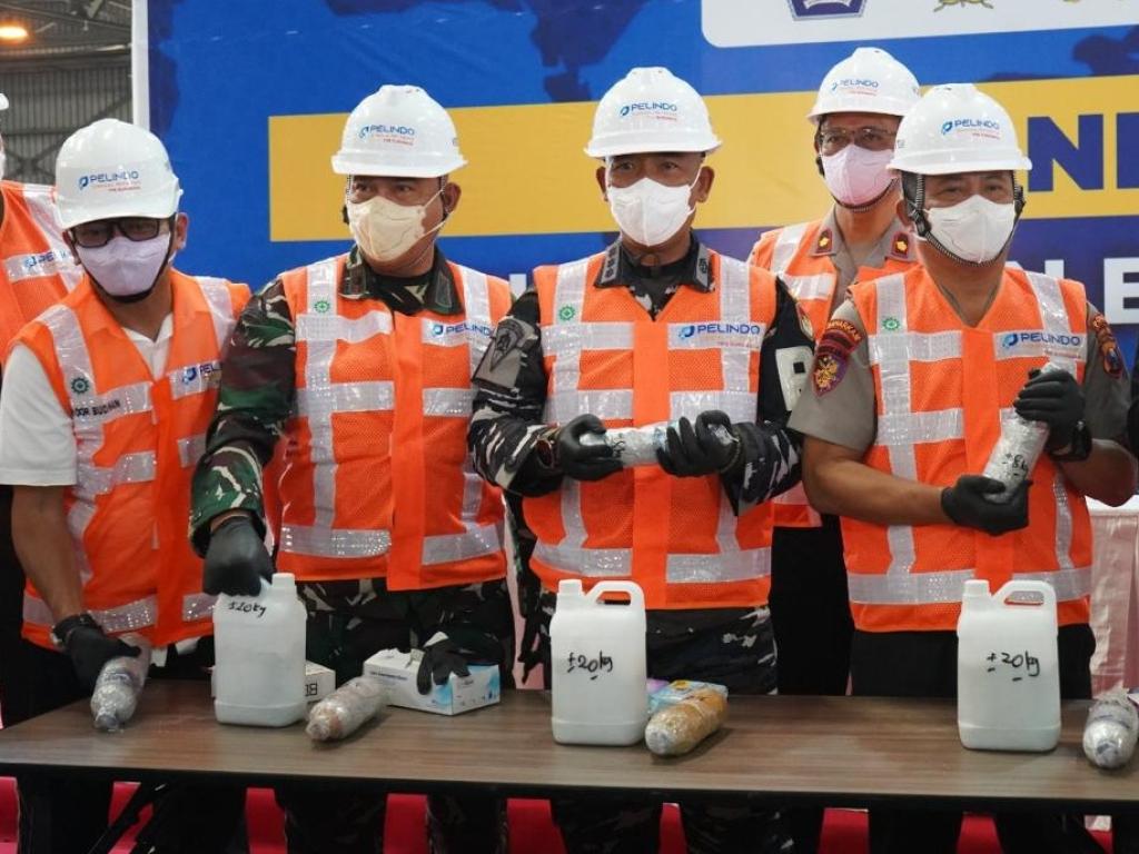TNI AL, Bea Cukai, dan Polri Gagalkan Ekspor Ilegal 3,4 Ton Merkuri Senilai Rp17,5 Miliar