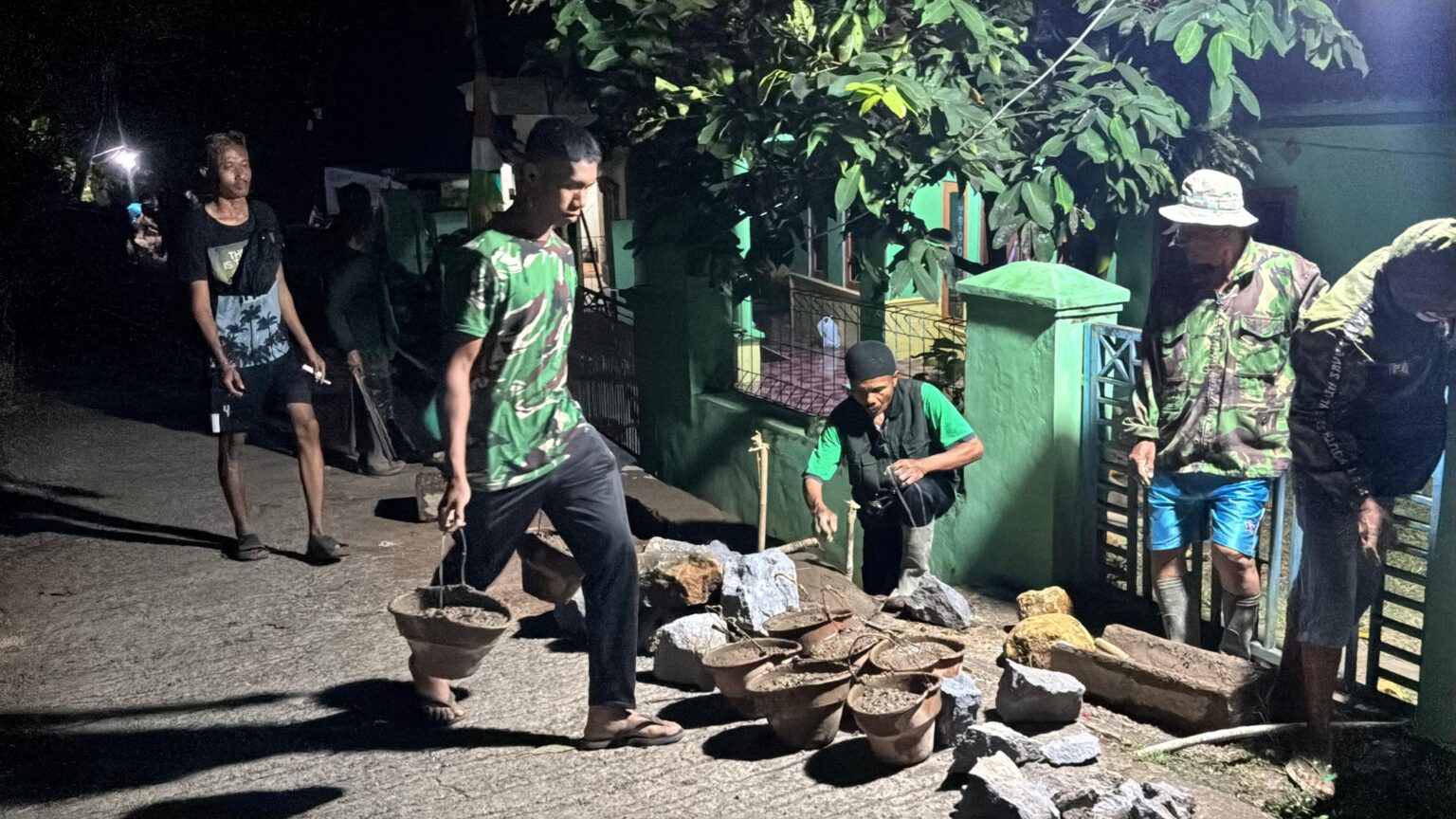 Satgas TMMD Kodim 0612/Tasikmalaya Lanjutkan Pembangunan TPT hingga Malam Demi Percepatan Infrastruktur Desa