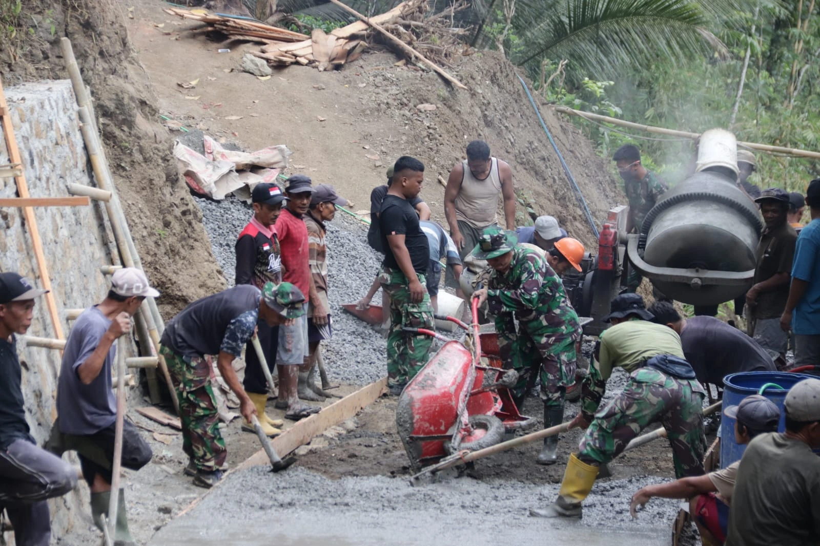 Gotong Royong TNI dan Warga Percepat Pembangunan Jalan TMMD di Banjarnegara