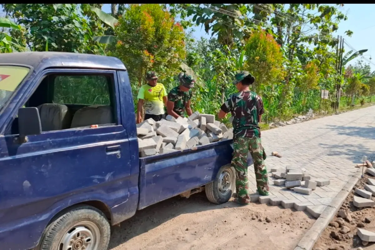 Warga Ponorogo Relakan Mobil Pribadi Dukung Pembangunan TMMD Ke-129