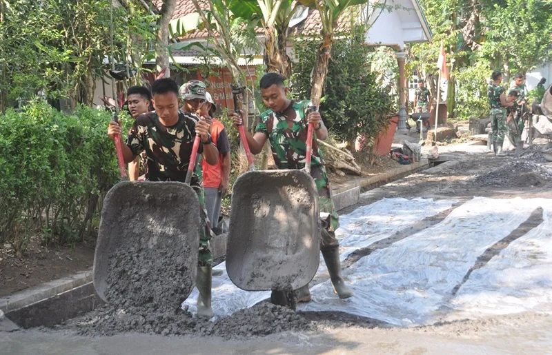 Satgas TMMD Kodim 0821 Lumajang Optimalkan Distribusi Adukan Beton untuk Percepat Pengecoran Jalan