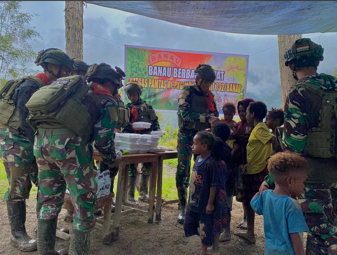 Satgas Yonif 732 Banau Hadir di Kampung Jampul Membawa Kehangatan dan Harapan