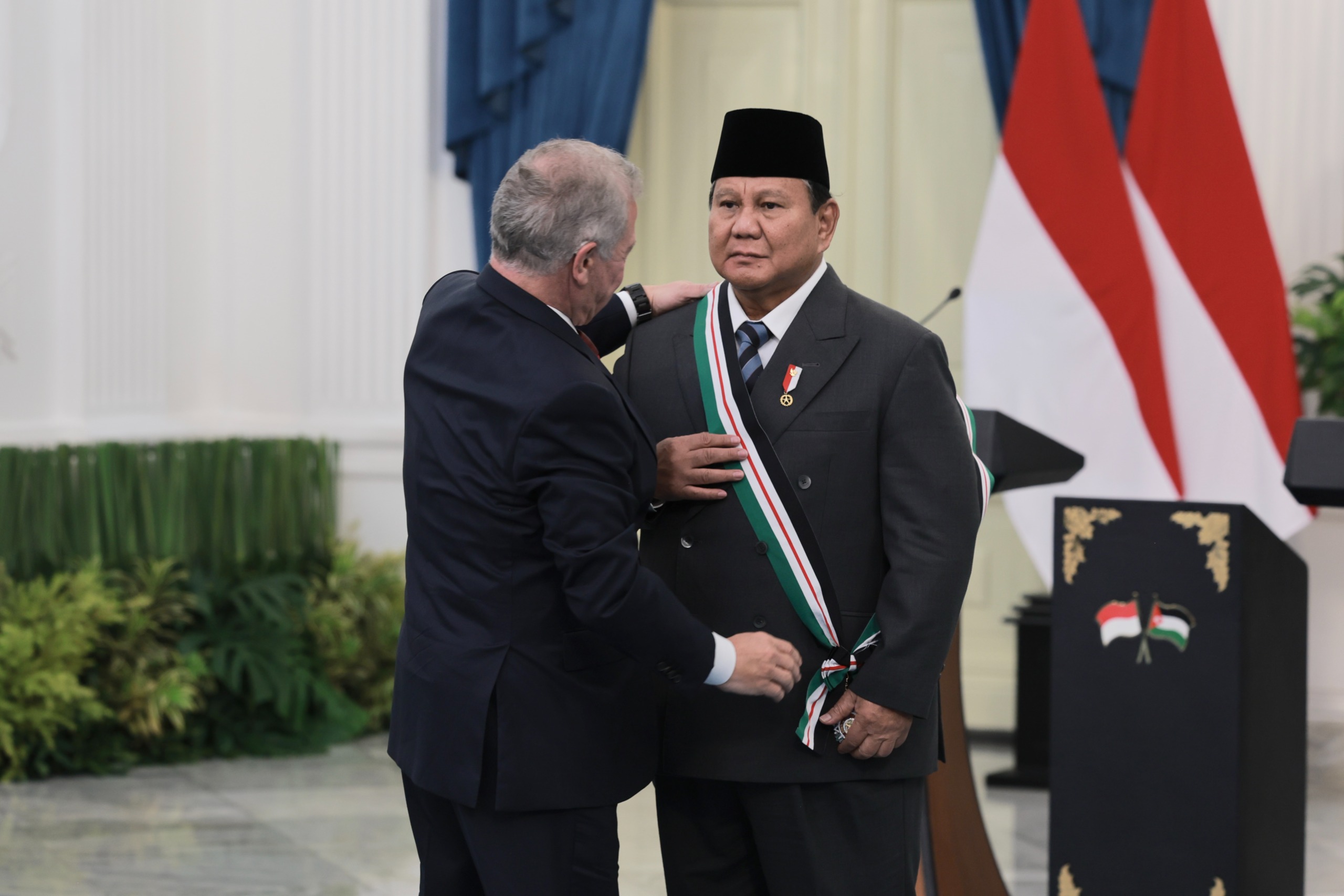 Prabowo Terima Tanda Kehormatan Bejeweled Grand Cordon Al-Nahda dari Raja Yordania Abdullah II