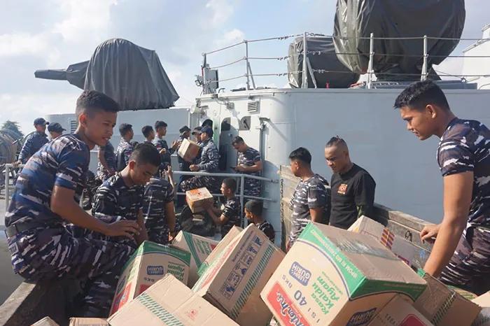 KRI Semarang-594 Percepat Distribusi Bantuan ke Kota Padang, Sumatra Barat
