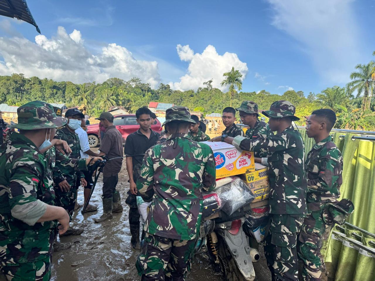 TNI AD Intensif Bantu Warga Terdampak Longsor di Kecamatan Palembayan Kabupaten Agam Sumatera Barat