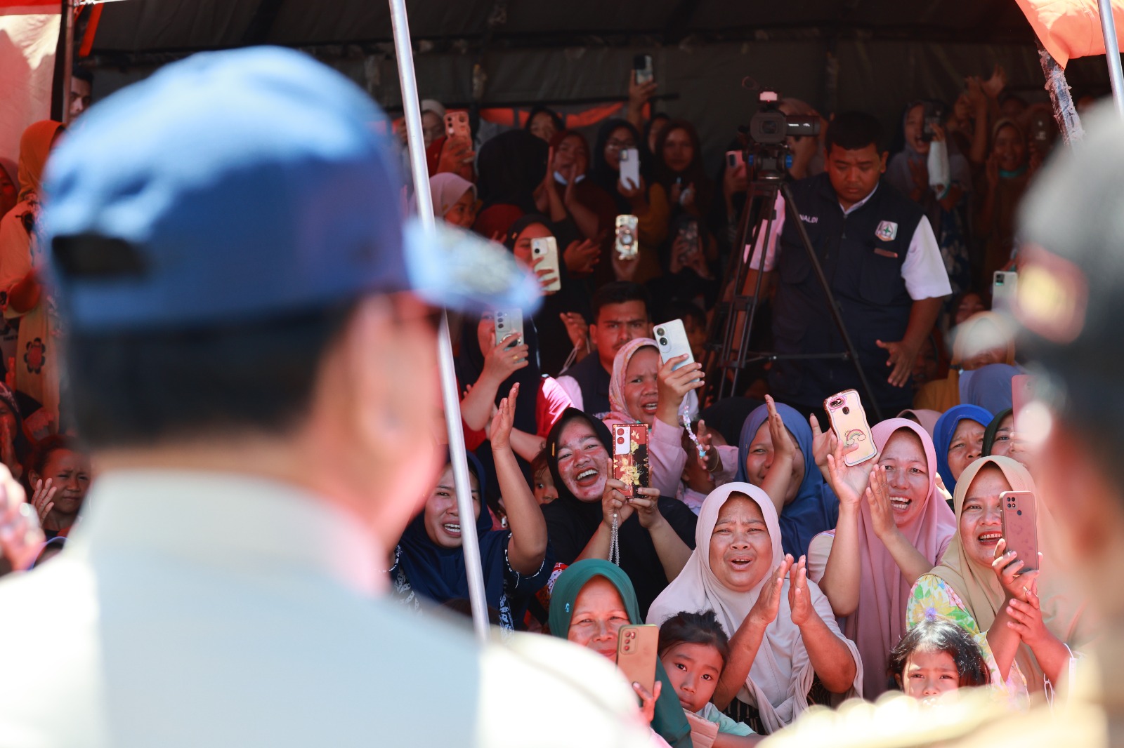 Warga Pengungsian Aceh Tenggara Sambut Haru Kehadiran Prabowo di Tengah Bencana