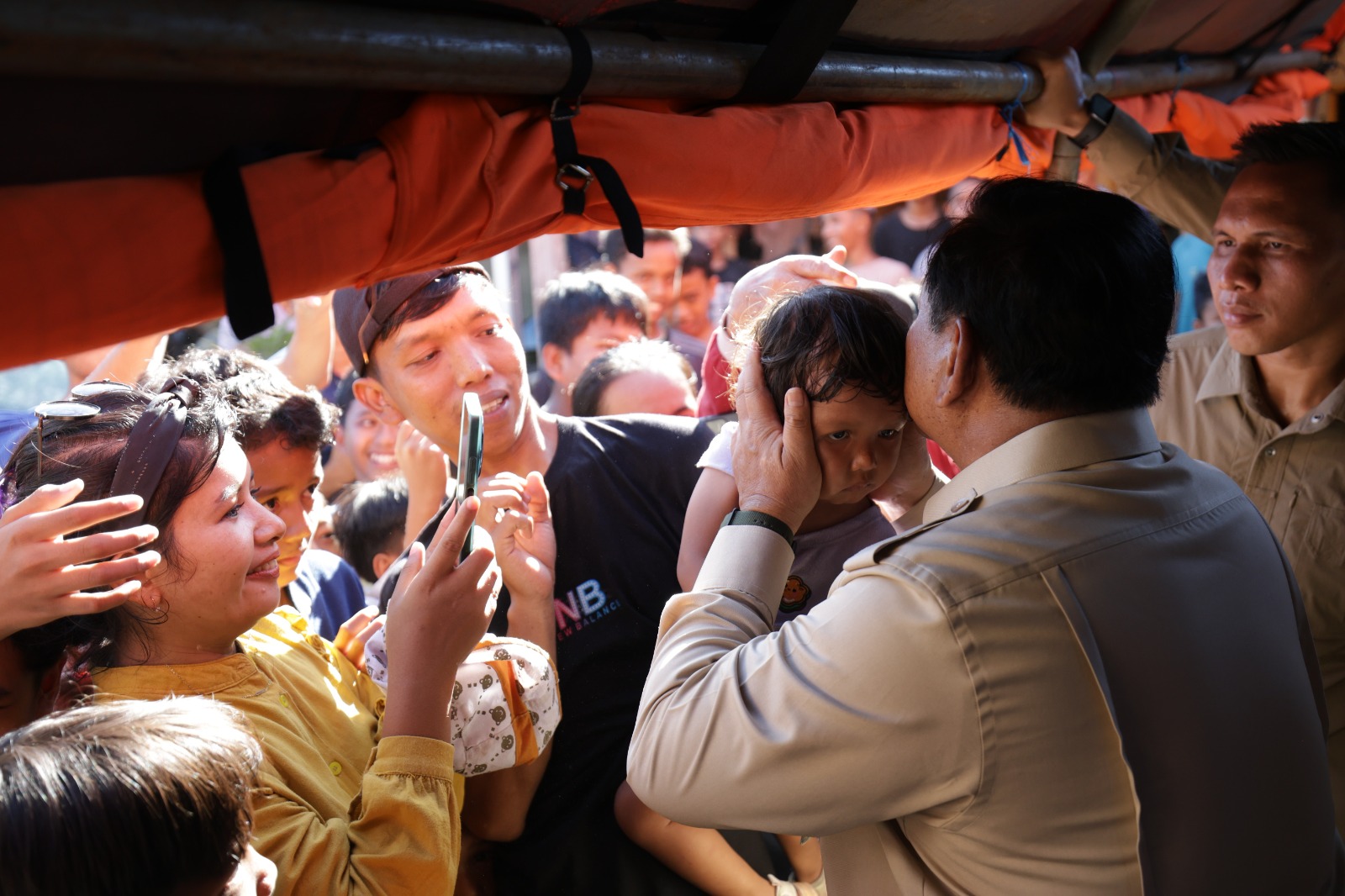 Momen Haru Prabowo Peluk Bocah Korban Banjir Saat Tinjau Bencana di Tapanuli Tengah