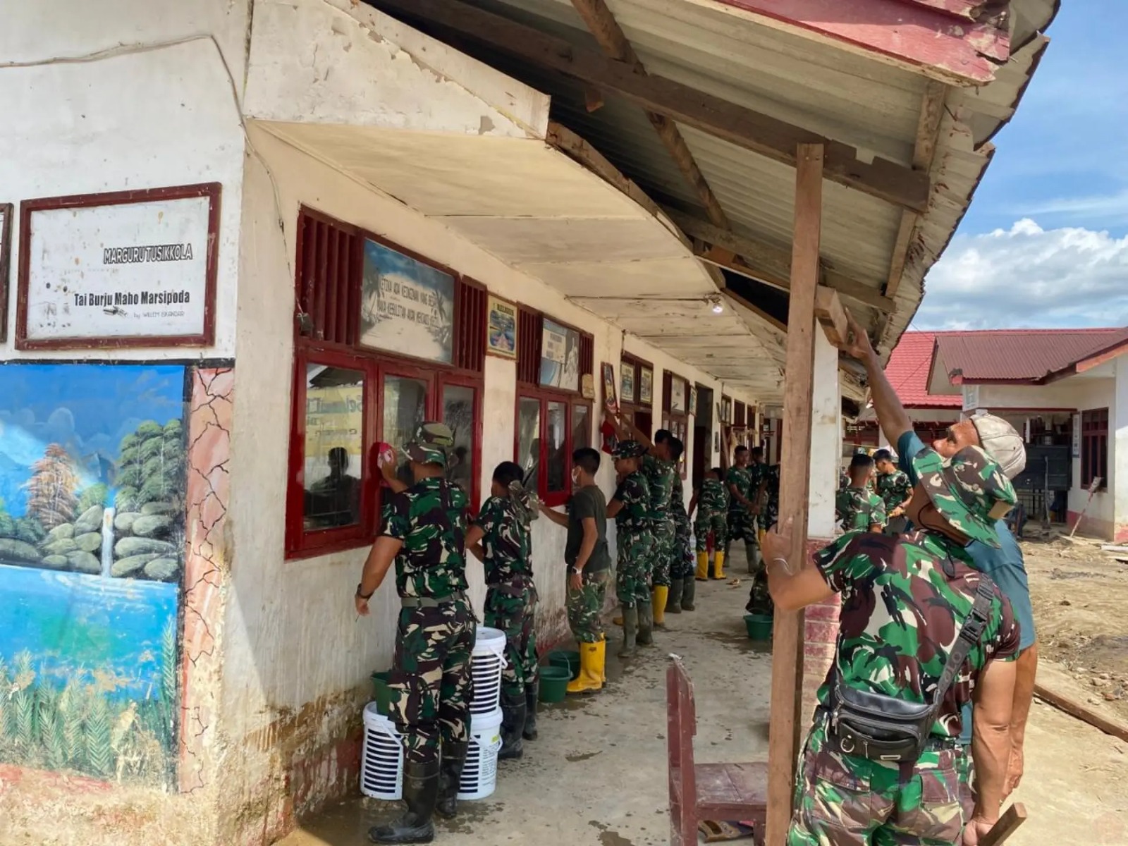 Gotong Royong TNI Pulihkan SDN Hutagodang Pascabanjir Bandang