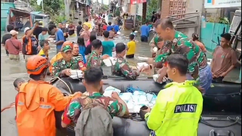 Banjir Rendam Kapuk Muara, TNI Bersama Tim Gabungan Evakuasi Warga
