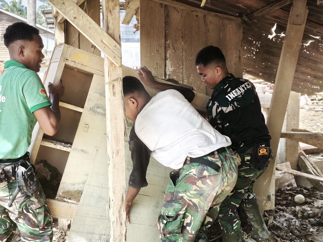 Upaya Pemulihan Pendidikan Pasca Banjir, SD Negeri Sungai Liput Dibersihkan Bersama